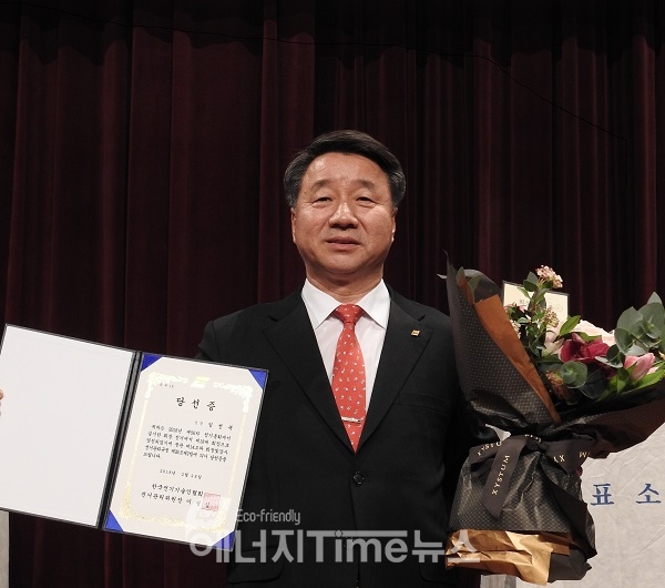 김선복 한국전기기술인협회 신임 회장이 당선증을 들고 축하를 받고 있다.