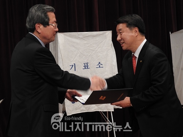 김선복 당선자가 선거관리위원장으로부터 당선증을 수여 받고 있다.