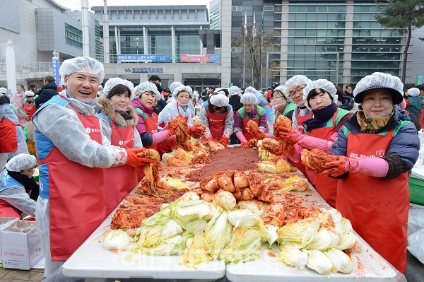 대구광역시 동구 아양아트센터 야외광장에서 지역주민들과 함께하는 ‘민·관·공 합동 사랑의 김장 나눔 행사’를 개최했다.