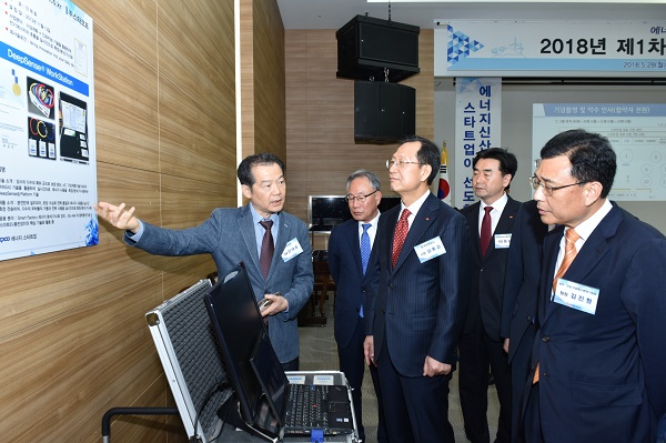 김종갑 한전 사장이 스타트업 전시 제품을 관람하고 있다.