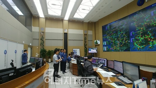 김영두 안전기술부사장이 중앙통제소를 점검하고 있다.