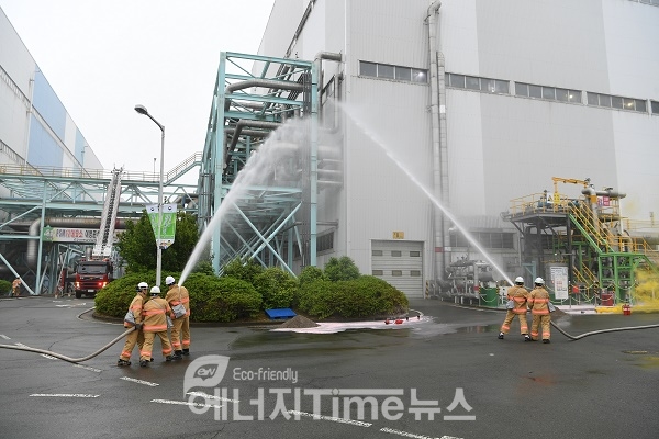 한국남부발전 자위소방대가 출동하여 화재 진압을 위한 초동대응을 하고 있다.