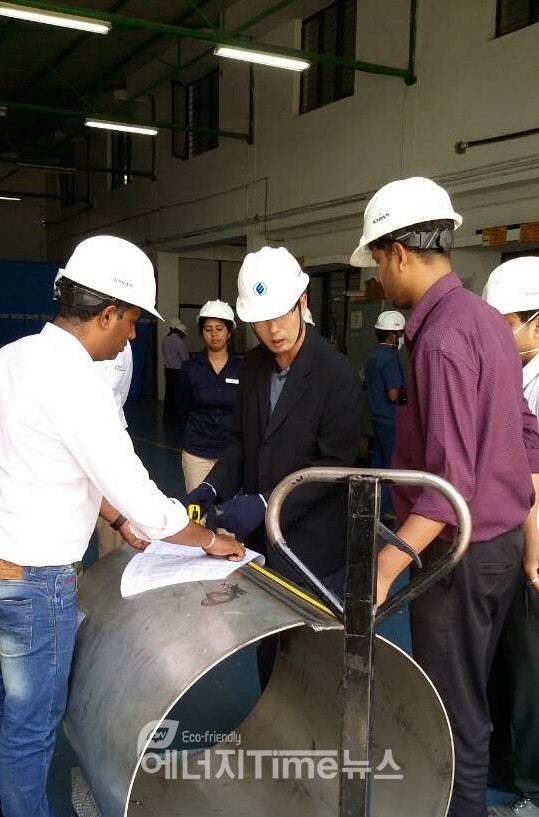 인도 현지 압력용기 제조업체에서 한국에너지공단 관계자가 열사용기자재 제조검사를 수행하고 있다.