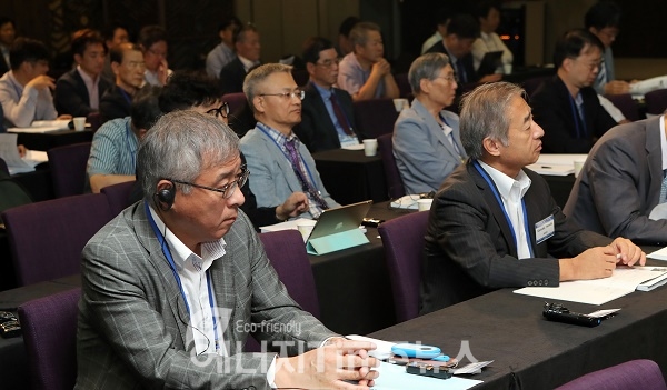 강정민 원자력안전위원회 위원장은 11일 대전 라온컨벤션에서 열린 원자력안전규제 정책 세미나에 참석해 축사를 하고 있는 가운데 관계자들이 경청을 하고 있다.