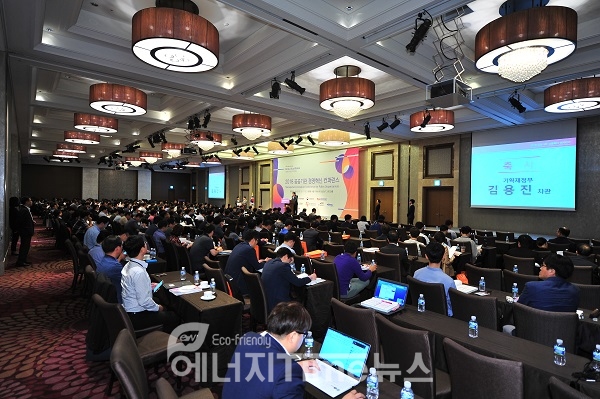 기획재정부 김용진 차관이 2018 공공기관 경영혁신 컨퍼런스에서 축사를 하고 있다.
