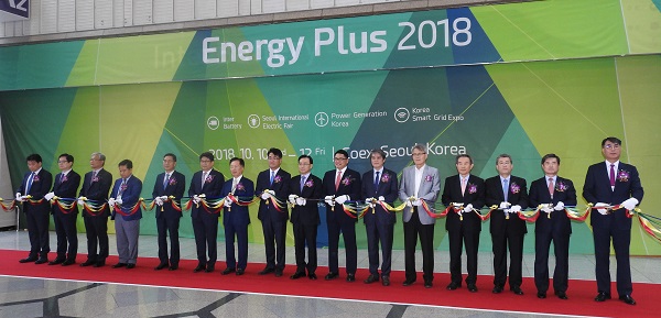 에너지 3개 분야 통합 전시회인 에너지플러스 2018 전시회 개막을 알리는 개막 테이프컷팅이 열리고 있다.
