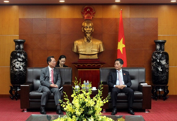 김종갑 한전 사장(왼쪽)이 베트남 산업통상부장관과 면담을 하고 있다.