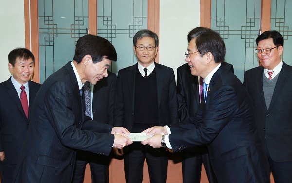 김진우 워킹그룹 총괄 위원장이 성윤모 장관에게 권고안을 전달하고 있다.