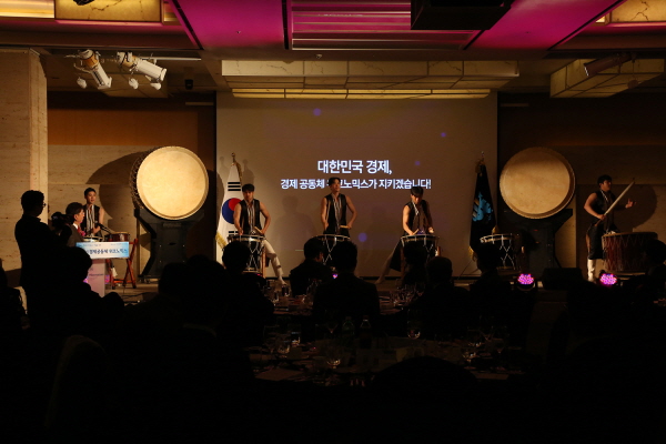 경제공동체 위코노믹스의 출범식을 축하하는 대북공연이 진행됐다.