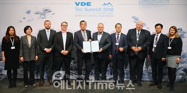 대한전기협회 심유종 전무이사(왼쪽에서 다섯 번째)와 VDE의 CEO Mr. Hinz(왼쪽에서 여섯 번째)가 양해각서 체결 후 기념촬영을 하고 있다.(사진제공 : Hannibal/VDE)