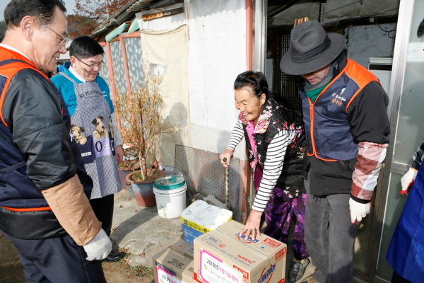 차성수 원자력환경공단 이사장(왼쪽 두 번째)과 자원봉사자들이 소외계층에게 생필품을 전달하고 있다.