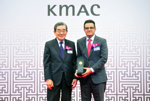 오스만 알 감디 S-OIL CEO(오른쪽)가 ‘2018년 한국의 경영대상’ 시상식에서 최고 경영자상을 수상한 후 기념촬영을 하고 있다.