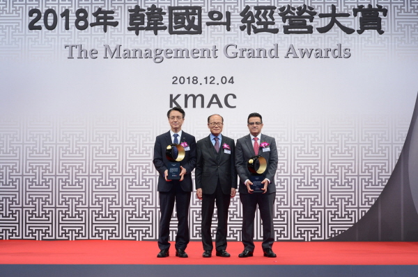 김영두 한국가스공사 사장 직무대리(왼쪽 첫 번째)가 ‘신뢰경영 종합대상’을 수상한 후 기념촬영을 하고 있다.