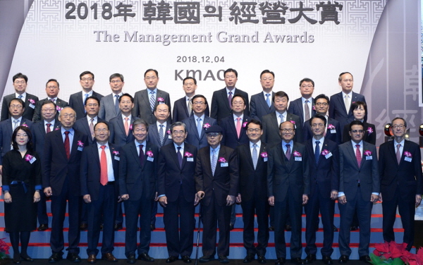 김영두 한국가스공사 사장 직무대리(오른쪽 세 번째)와 ‘신뢰경영 종합 대상’ 수상자들과 함께 단체사진을 촬영하고 있다.
