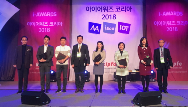 강진희 에너지공단 홍보실장(오른쪽 세 번째)이 ‘인터넷에코어워드 2018’에서 수상 받은 후 수상자들과 기념촬영을 하고 있다.