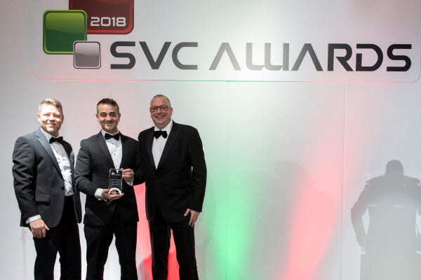 닉 레디(Nick Reidy)가운데) 슈나이더 일렉트릭 영국 IT 사업부 관계자가 SVC 어워드에서 ‘올해의 하이퍼 컨버전스 혁신’ 부분을 수상한 후 기념촬영을 하고 있다.