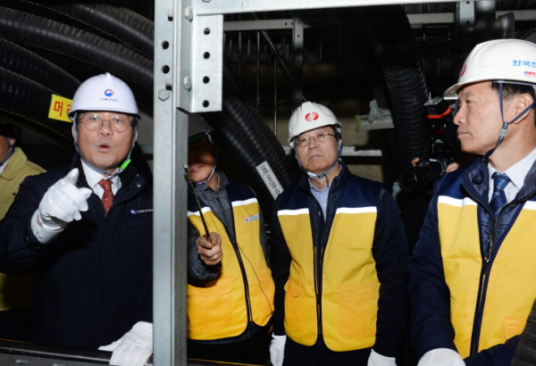 성윤모 산업부 장관(왼쪽)은 한국전력으로부터 전력구 안전관리 현황을 보고받은 후 지하 전력구 설비를 직접 점검하면서 지하 에너지 시설의 안전관리에 한 치의 소홀함도 없어야 한다고 강조했다.