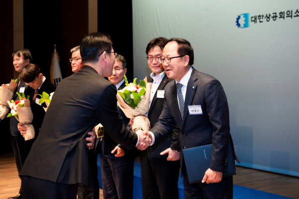 박형구 중부발전 사장(오른쪽)이 산업통상자원부 장관상 및 최우수 CEO상을 수상받고 있다.