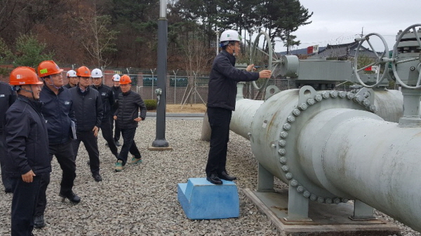 김영두 사장 직무대리(오른쪽)가 주요가스설비를 점검하고 있다.