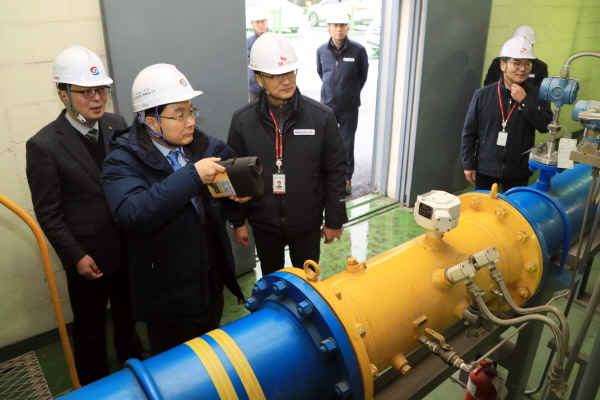 김형근 한국가스안전공사 사장(왼쪽 두번째)은 11일 충북지역 도시가스 공급시설에 대한 긴급점검을 실시하고, 지역정압기와 공급배관 관리 상황을 살펴보고 있다.