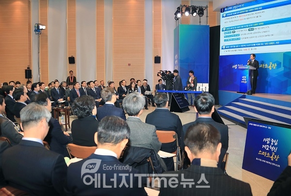 성윤모 장관이 정부의 스마트화 전략에 대해 강조를 하고 있다.