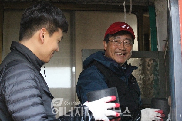 효성캐피탈 김용덕 대표이사(사진 오른쪽)이 연탄을 나르고 있다.