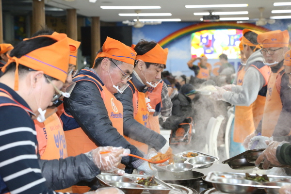 홍원의 한전산업 대표이사(왼쪽 네 번째)가 나누리 사회봉사단과 급식봉사를 하고 있다.