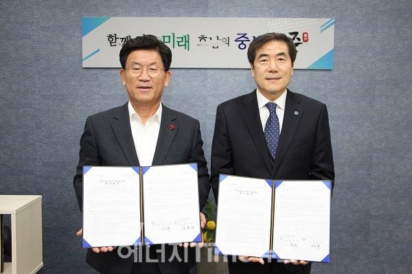 강인규 나주시장(왼쪽)과 김춘재 한국폴리텍대학 목포캠퍼스 총장이 업무협약식을 가졌다.
