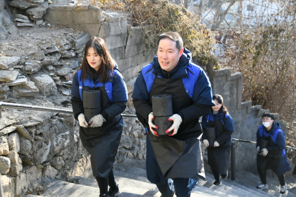 효성 53기 신입사원들과 조현상 효성나눔봉사단장(총괄사장, 맨 앞)이 8일 성북구 정릉동 일대에서 ‘사랑의 연탄 나눔’을 펼치고 있다.