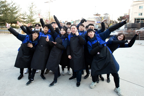 효성 53기 신입사원들과 경인지역 임원들이 8일 정릉동 이웃들에게 연탄 1만장을 전달하는 봉사활동을 진행한 후 기념촬영을 하고 있다.
