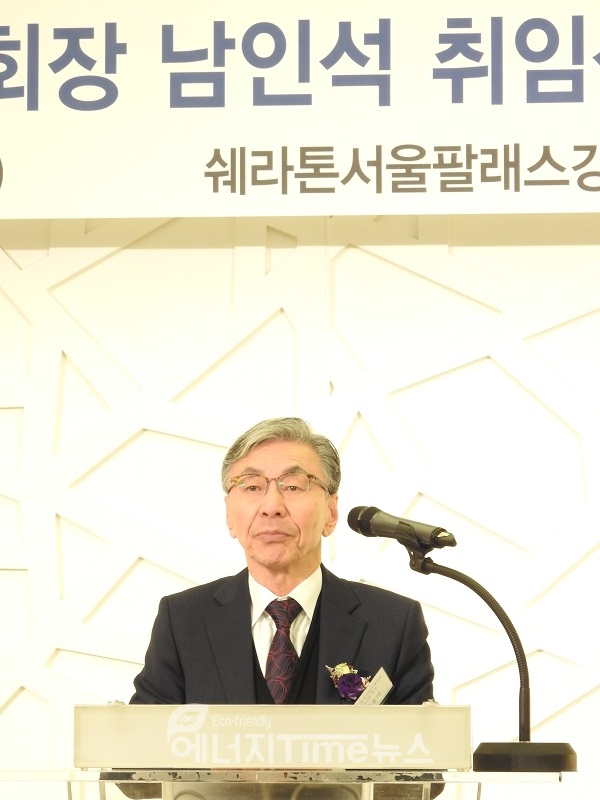 6,7대 한국기술거래사회 회장을 지낸 신용하 전임 회장이 이임사를 하고 있다.