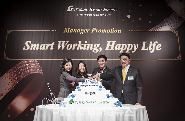 LS산전 구자균 회장 부부(양쪽 끝)가 22일 오후 서울 삼성동 인터컨티넨탈 서울 코엑스 호텔 그랜드볼룸에서 열린 LS산전 신임 매니저(과장) 승진 축하 행사 'Smart Working, Happy Life'에서 신임 매니저 부부와 함께 케이크를 자르고 있다
