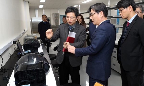엄재식 원자력안전위원회 위원장(왼쪽 두 번째)은 28일 대전 한국원자력안전기술원 생활방사선안전센터를 방문해 시료 분석 장비 등을 살펴보고 있다.