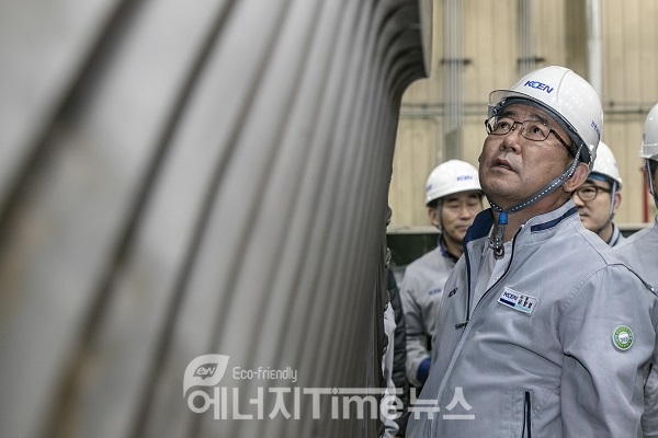 28일 한국남동발전 삼천포발전본부에서 유향열 사장이 설비현장의 안전을 점검하고 있다.