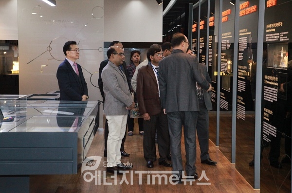 KAERI Museum에서 우상익 연구로개발단장(오른쪽 첫 번째 맨 앞)이 방글라데시 원자력위원회 방문단에게 연구원 연혁을 소개하고 있다.
