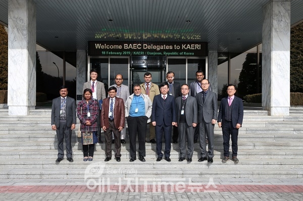 임티아즈 카말 방글라데시 부원장(왼쪽 네 번째)을 비롯한 방글라데시 원자력위원 방문단이 원자력연구원 대표단(백원필 원장 직무대행, 오른쪽 네 번째)과 기념 촬영을 하고 있다.