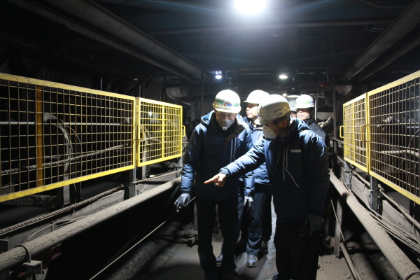 김병숙 사장(오른쪽)과 백창균 연료설비부장(왼쪽)이 석탄이송설비 현장을 점검하고 있다.