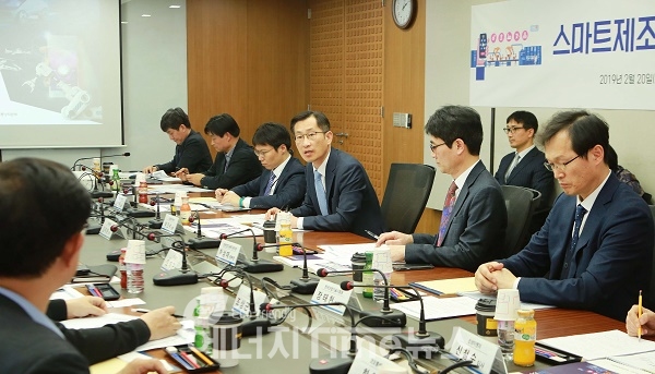 박건수 산업정책실장이 회의를 주재하고 있다.