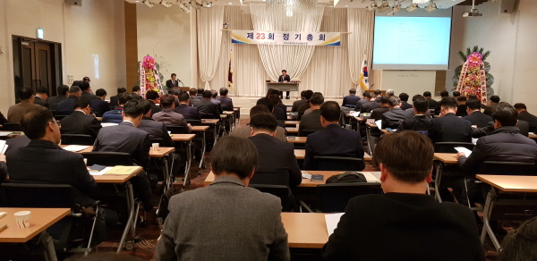 최전남 한국자동제어공업협동조합 이사장이 ‘제23회 정기총회’에서 올해 사업계획과 수지예산(안) 등을 상정, 원안가결하고 있다.