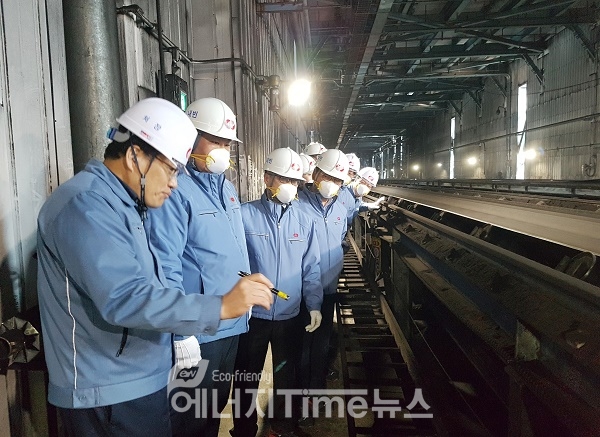 한국동서발전 이사진들이 당진화력본부 현장 내 석탄취급설비의 안전 상태를 점검하고 있다.