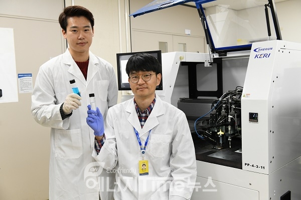 연구개발자인 설승권 책임연구원(오른쪽)과 이상현 박사과정생(왼쪽)이 무전해도금법 기반 고전도성 구리 3D프린팅 잉크를 들고있다.