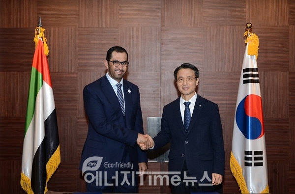 한국가스공사 김영두 사장 직무대리(오른쪽)와 ADNOC 술탄 아메드 알 자베르 총재.