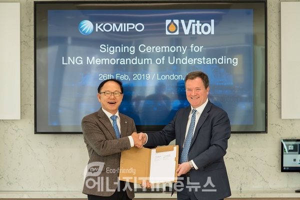 한국중부발전 박형구 사장(왼쪽)과 비톨그룹 사장 Russel Hardy(오른쪽)가 LNG 분야 협력을 위한 양해각서에 서명 후 기념 촬영을 하고 있다.