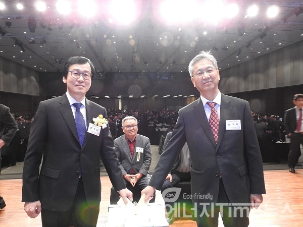 제 25대 한국전기공업협동조합 이사장 선거에 나선 조광식 후보(왼쪽)와 곽기영 후보가 투표를 하고 있다.