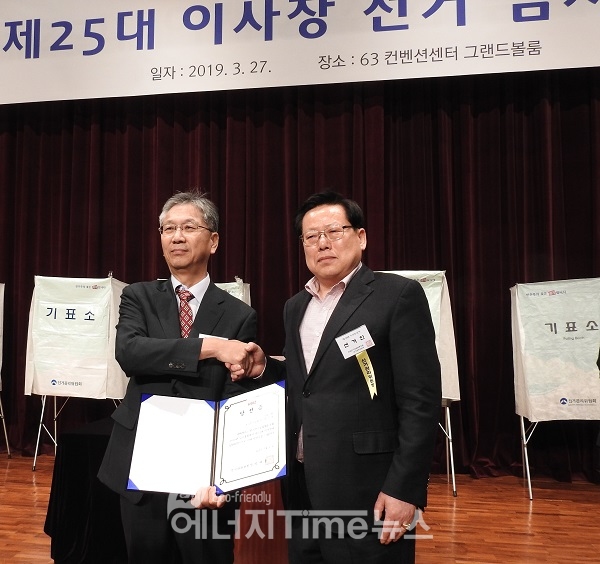 곽기영 당선자가 성대흥 선거관리위원장으로부터 당선증을 수역받고 있다.
