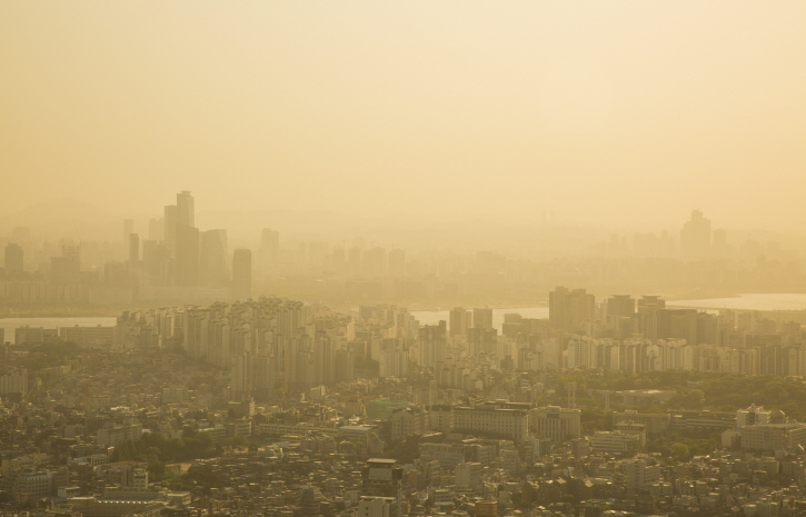 미세먼지로 뒤덮인 대한민국~3월부터 6월까지 노후 석탄발전소의 가동를 중지하기로 했다.