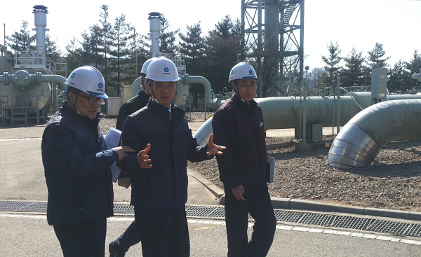 김영두 사장 직무대리(가운데)가 인천지역본부 경서관리소에서 현장 안전점검을 진행하고 있다.