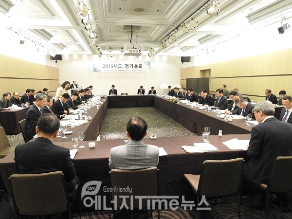 한국도시가스협회가 2019년도 정기총회를 회원사 34개사 중 25개사 대표들이 참석한 가운데 개최했다.