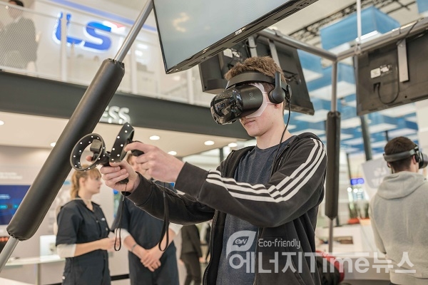 LS산전은 지난 1일부터(현지시간) 5일 간 독일 하노버에서 열리는 ‘하노버 메세 2019’에 참가했다. 사진은 관람객이 LS산전의 스마트 에너지 대표 프로젝트 서거차도 DC 아일랜드를 가상현실(VR) 게임을 통해 둘러보고 있는 모습.