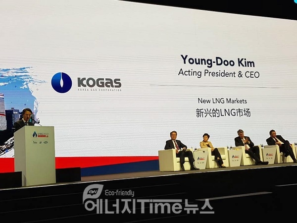 LNG 2019 패널토의에서 김영두 사장 직무대리(사진 왼쪽)가 발표하고 있다.